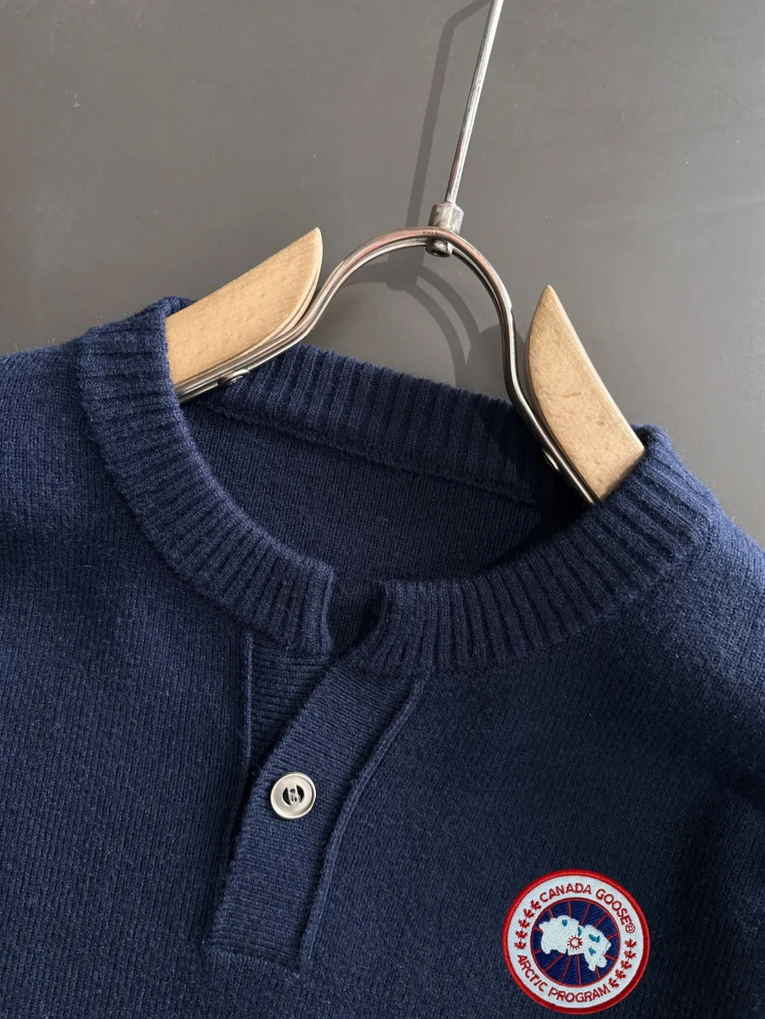 Next day shipping P360 Big Goose 2025 official website latest winter sweater, popular items are on sale at the counter simultaneously! Specially made of wool blended fabric. It feels comfortable and can be directly in contact with the skin. The logo badge is exquisitely embroidered, which is extremely eye-catching! The details highlight the fashionable charm of big brands. Exquisite workmanship. Three-dimensional cutting style. The wearing effect is invincible and handsome! All three standards are complete! Size: M-2XL